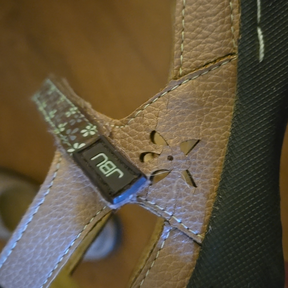 JBU Wildflower Tan Black Mary Jane Shoes Floral Fabric Velcro Strap Close 9 EUC - Picture 3 of 8